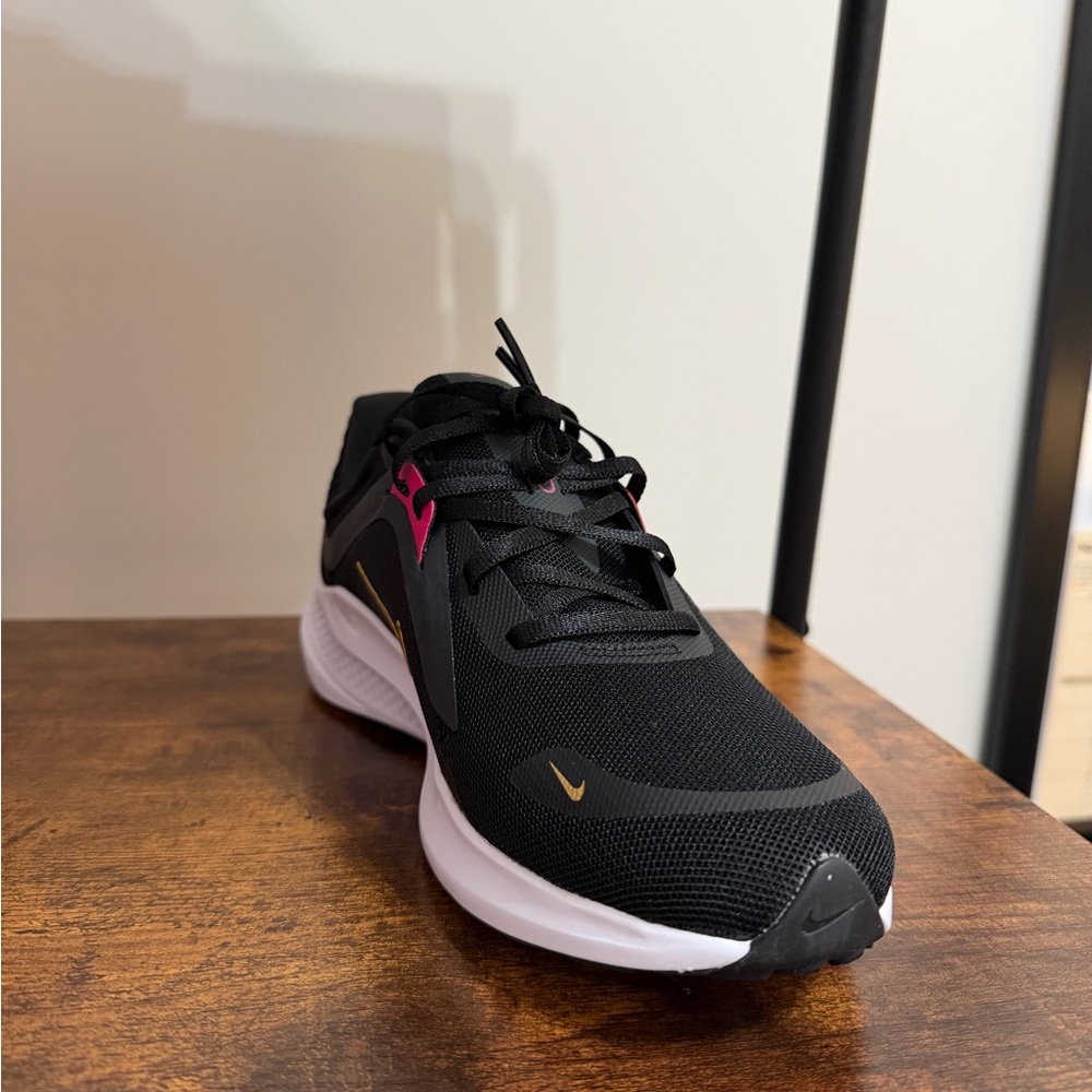 Nike Women's Black and Metallic Gold Athletic Shoes New in Box Size 8 - Picture 2 of 13